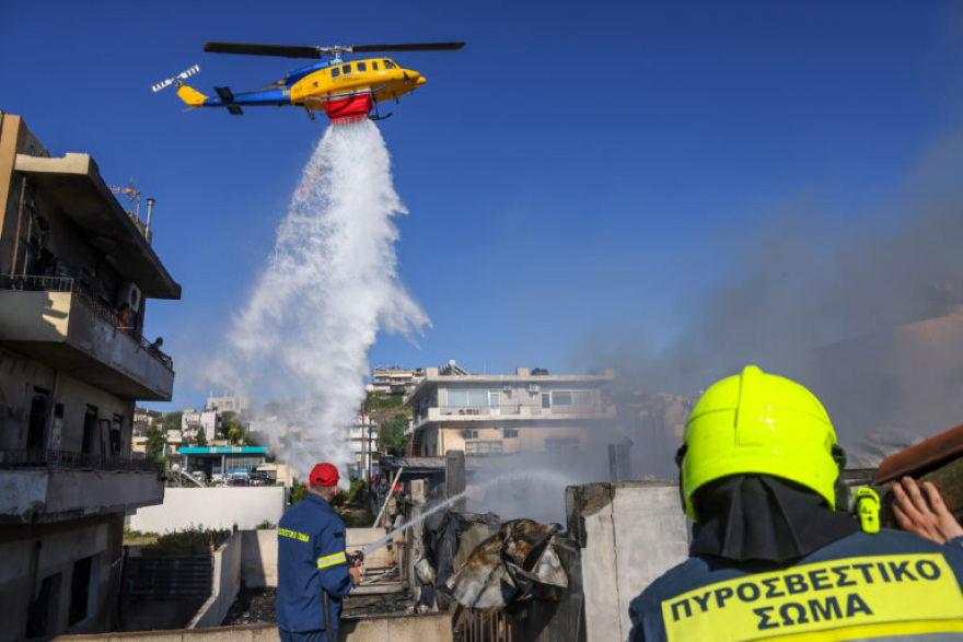 Εικόνες καταστροφής σε σπίτια και επιχειρήσεις στο Ηράκλειο μετά τη φωτιά σε αποθήκη ξυλείας