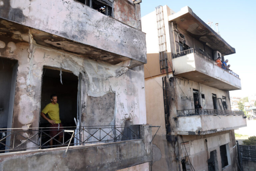 Εικόνες καταστροφής σε σπίτια και επιχειρήσεις στο Ηράκλειο μετά τη φωτιά σε αποθήκη ξυλείας