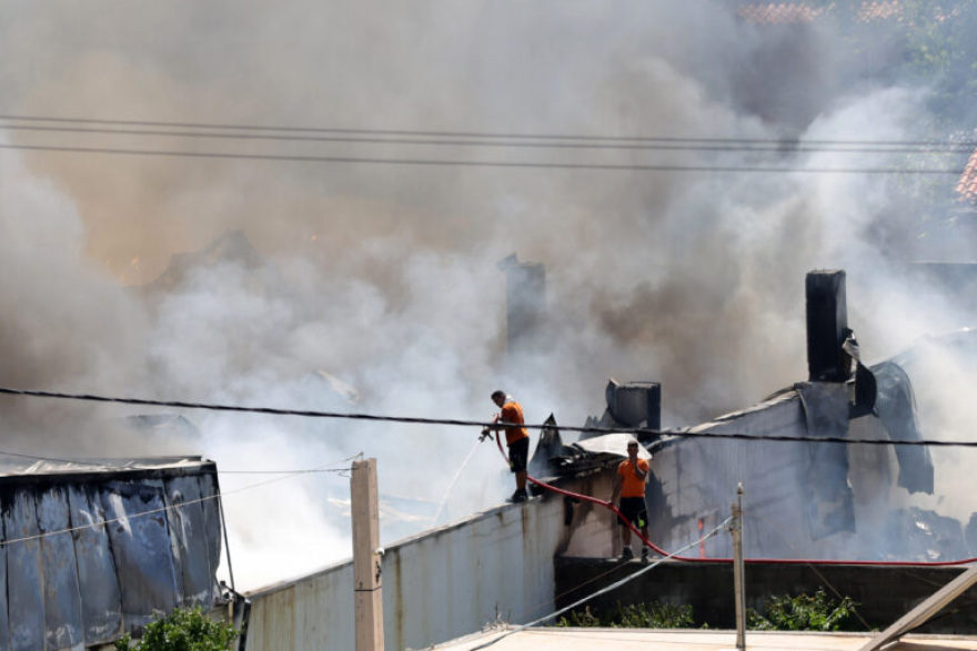 Εικόνες καταστροφής σε σπίτια και επιχειρήσεις στο Ηράκλειο μετά τη φωτιά σε αποθήκη ξυλείας