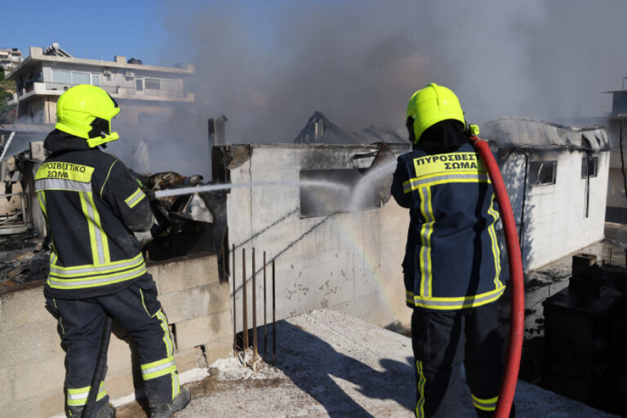 Εικόνες καταστροφής σε σπίτια και επιχειρήσεις στο Ηράκλειο μετά τη φωτιά σε αποθήκη ξυλείας