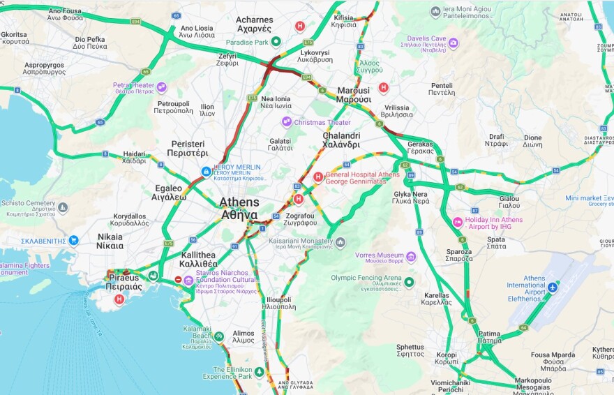 Ένας τραυματίας μετά από σύγκρουση μηχανής με ΙΧ στην Αττική Οδό, δυσκολίες στην κυκλοφορία προς Αεροδρόμιο