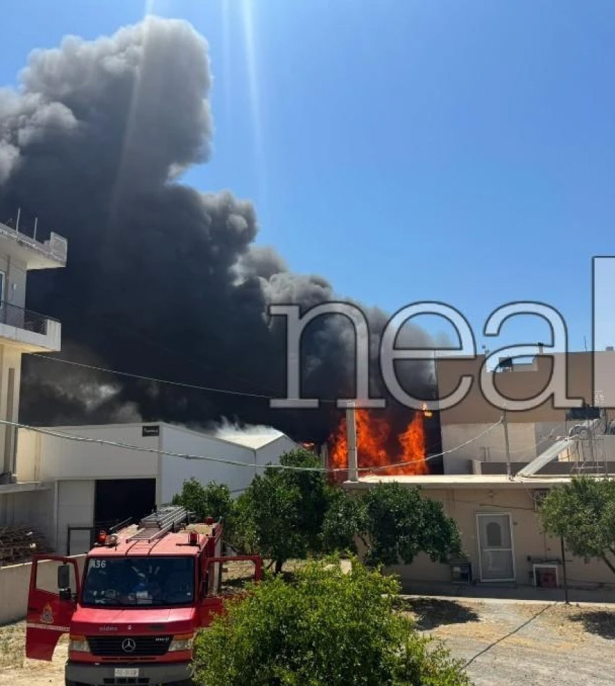 Φωτιά σε εργοστάσιο στο Ηράκλειο, καίει δίπλα στα σπίτια, μαύρος καπνός έχει «πνίξει» την περιοχή 