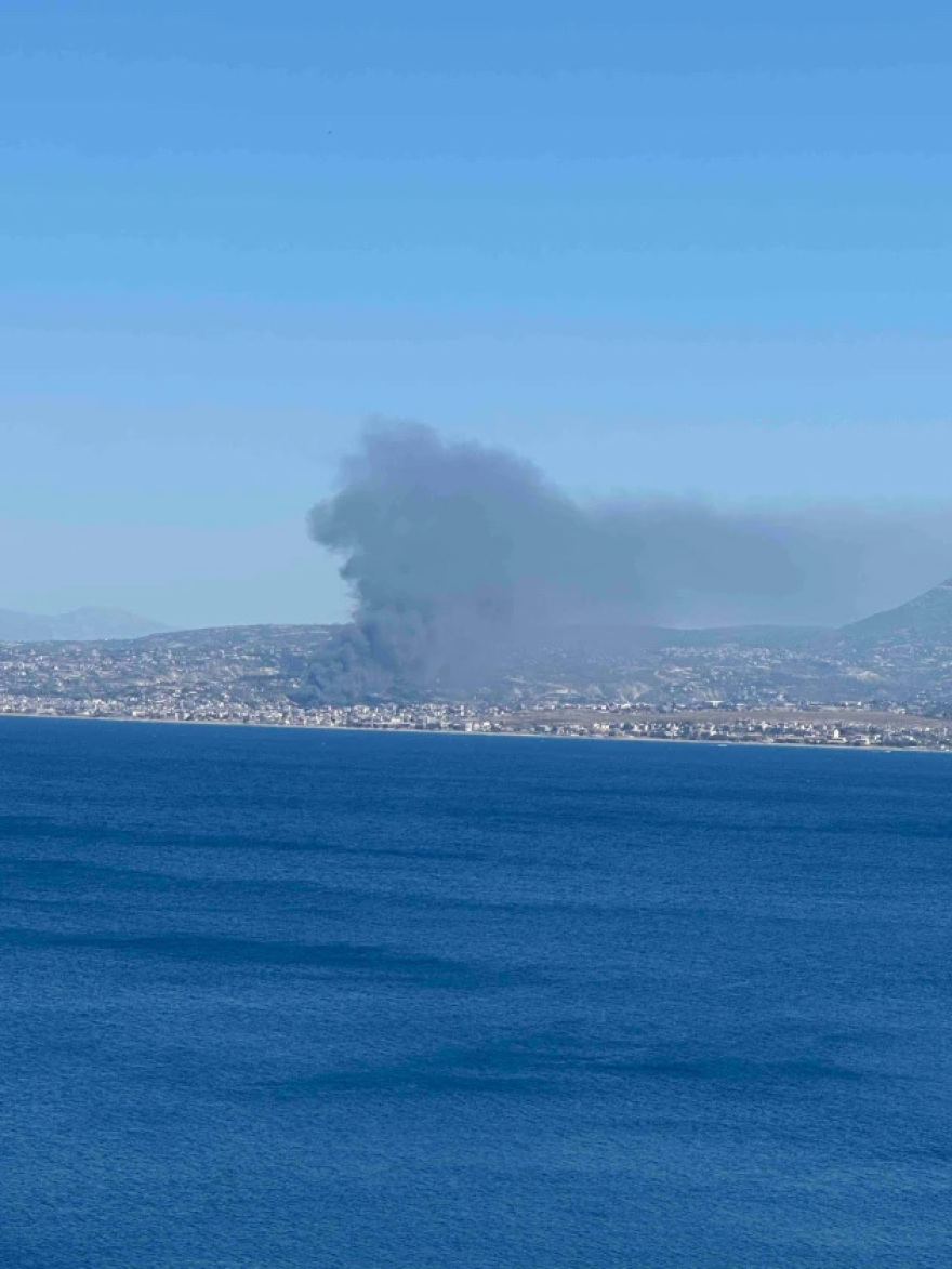 Φωτιά σε εργοστάσιο στο Ηράκλειο, καίει δίπλα στα σπίτια, μαύρος καπνός έχει «πνίξει» την περιοχή 