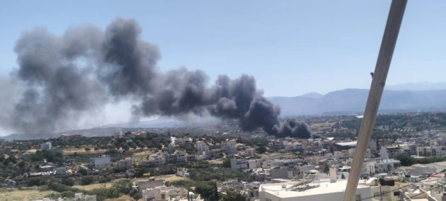 Φωτιά σε εργοστάσιο στο Ηράκλειο, καίει δίπλα στα σπίτια, μαύρος καπνός έχει «πνίξει» την περιοχή 