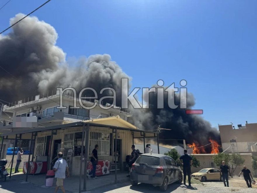 Φωτιά σε εργοστάσιο στο Ηράκλειο, καίει δίπλα στα σπίτια, μαύρος καπνός έχει «πνίξει» την περιοχή 
