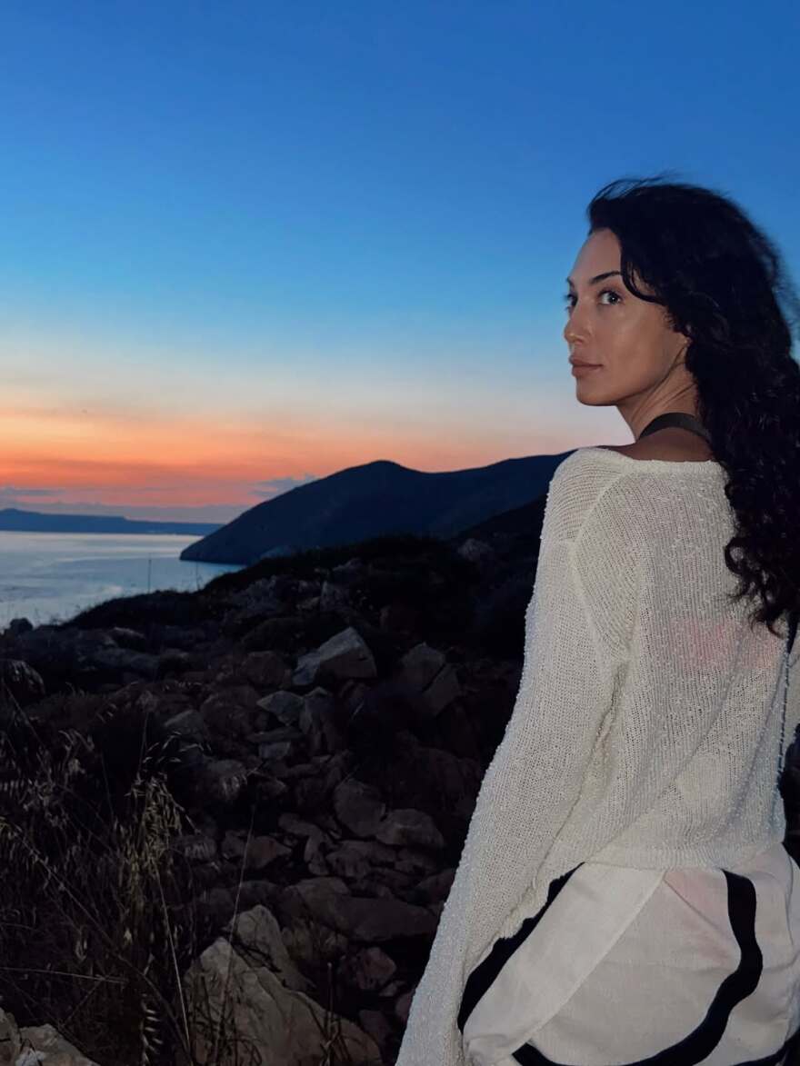 Στο Ακρωτήριο Ταίναρο η Ευγενία Σαμαρά: «Δεν έπρεπε να ψάξω, αν παίζει όντως, κάποια είσοδος για Άδη;» έγραψε