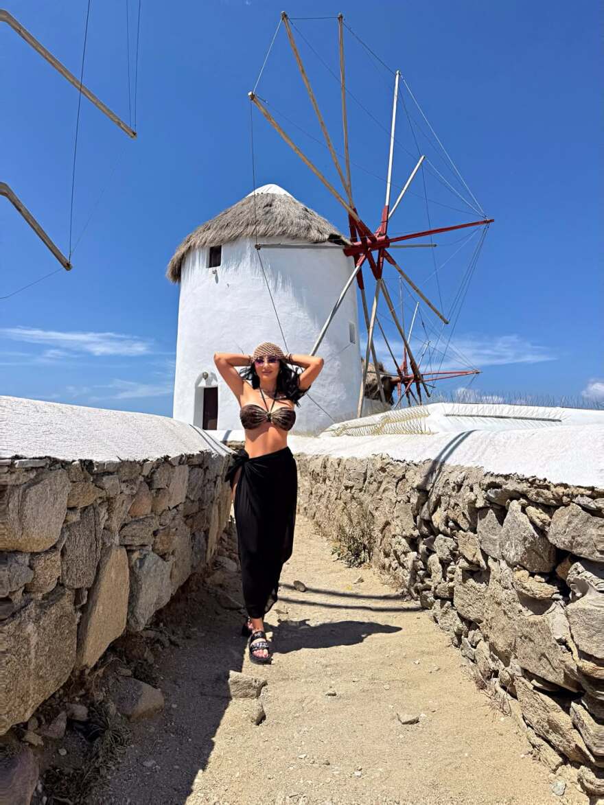 Η Πόπη Μαλλιωτάκη φωτογραφίζεται πάνω σε σκάφος και δίπλα σε έναν γάιδαρο και γράφει «Όταν λάμπεις, ενοχλείς»
