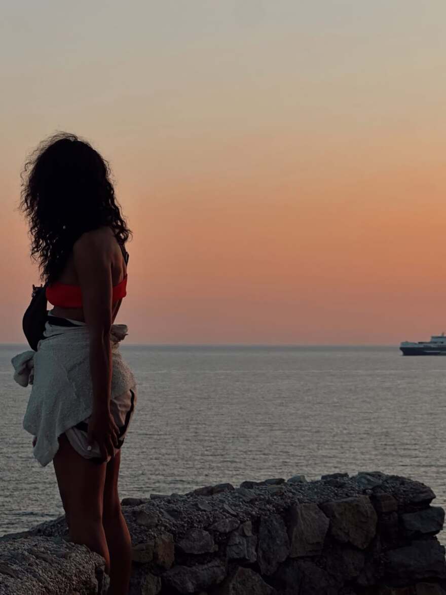 Στο Ακρωτήριο Ταίναρο η Ευγενία Σαμαρά: «Δεν έπρεπε να ψάξω, αν παίζει όντως, κάποια είσοδος για Άδη;» έγραψε
