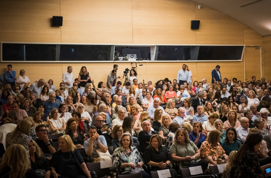 Γιάννης Ψιλάκης - «Ίχνη Ανθρώπων»: Μια βραδιά που απέδειξε ότι οι σπουδαίοι άνθρωποι δεν φεύγουν ποτέ