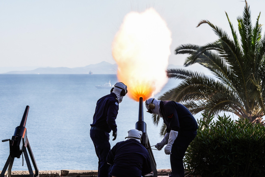 Ο Τασούλας απένειμε τα ξίφη στους νέους Σημαιοφόρους του Πολεμικού Ναυτικού και του Λιμενικού Σώματος