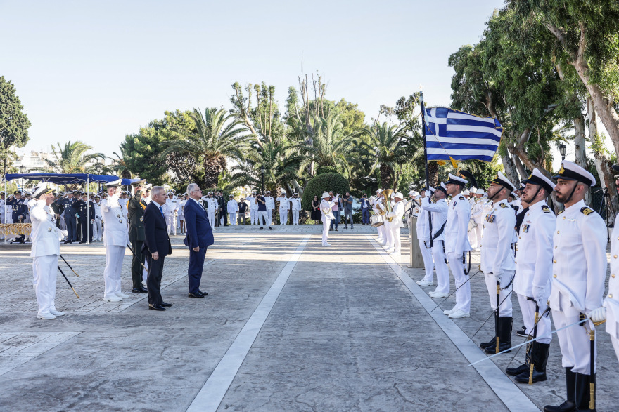 Ο Τασούλας απένειμε τα ξίφη στους νέους Σημαιοφόρους του Πολεμικού Ναυτικού και του Λιμενικού Σώματος