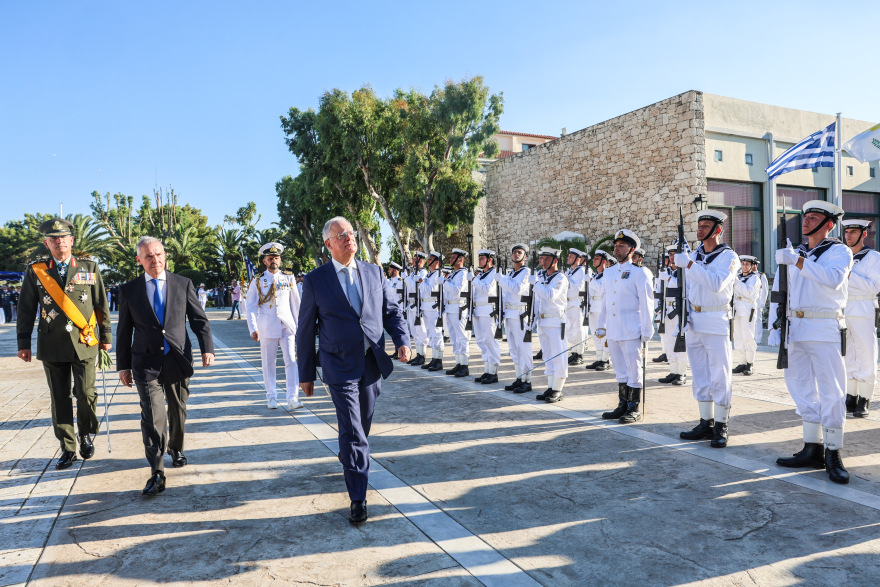 Ο Τασούλας απένειμε τα ξίφη στους νέους Σημαιοφόρους του Πολεμικού Ναυτικού και του Λιμενικού Σώματος