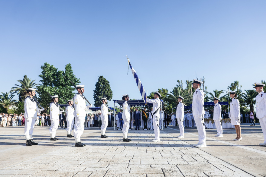 Ο Τασούλας απένειμε τα ξίφη στους νέους Σημαιοφόρους του Πολεμικού Ναυτικού και του Λιμενικού Σώματος