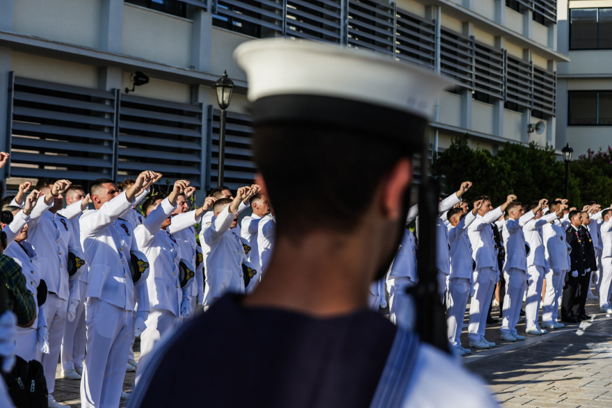 Ο Τασούλας απένειμε τα ξίφη στους νέους Σημαιοφόρους του Πολεμικού Ναυτικού και του Λιμενικού Σώματος