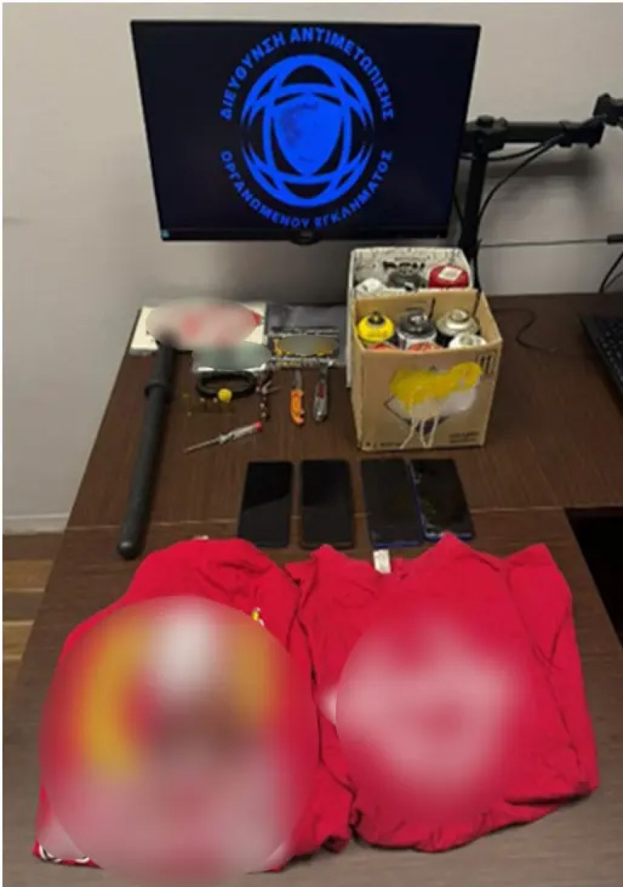 Μαχαίρια, μεταλλική ράβδο, σιδερογροθιά και οπαδικά ρούχα εντόπισε η ΕΛ.ΑΣ σε σπίτια κατηγορουμένων για τη δολοφονία του 15χρονου στην Καλλιθέα