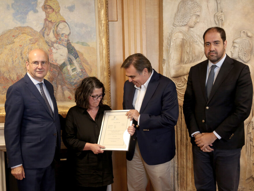 Ο Μαργαρίτης Σχοινάς παρέδωσε στη μητέρα του Βαγγέλη Γιακουμάκη το πτυχίο του γιου της από την Γαλακτοκομική Σχολή Ιωαννίνων, δείτε φωτογραφίες