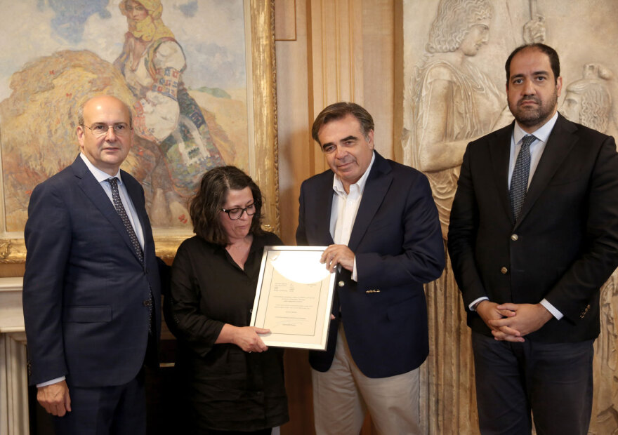 Ο Μαργαρίτης Σχοινάς παρέδωσε στη μητέρα του Βαγγέλη Γιακουμάκη το πτυχίο του γιου της από την Γαλακτοκομική Σχολή Ιωαννίνων, δείτε φωτογραφίες