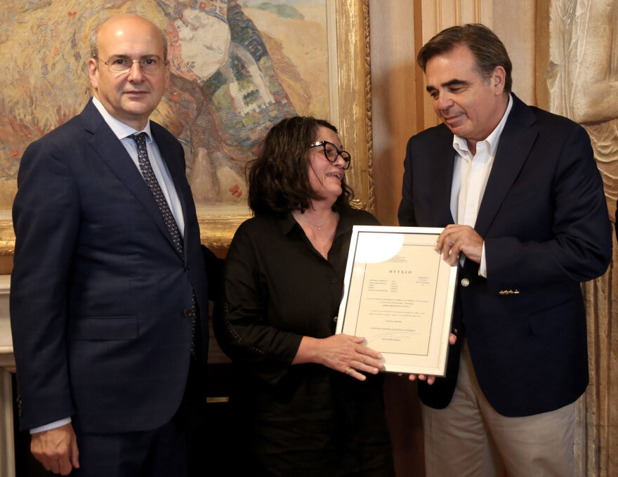 Ο Μαργαρίτης Σχοινάς παρέδωσε στη μητέρα του Βαγγέλη Γιακουμάκη το πτυχίο του γιου της από την Γαλακτοκομική Σχολή Ιωαννίνων, δείτε φωτογραφίες