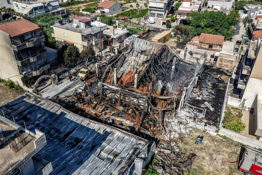  Στάχτη και αποκαΐδια η αποθήκη ξυλείας στο Ηράκλειο, μεγάλες ζημιές σε γύρω σπίτια, δείτε φωτογραφίες 