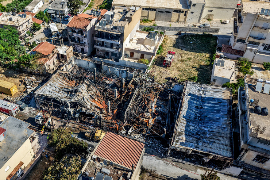  Στάχτη και αποκαΐδια η αποθήκη ξυλείας στο Ηράκλειο, μεγάλες ζημιές σε γύρω σπίτια, δείτε φωτογραφίες 