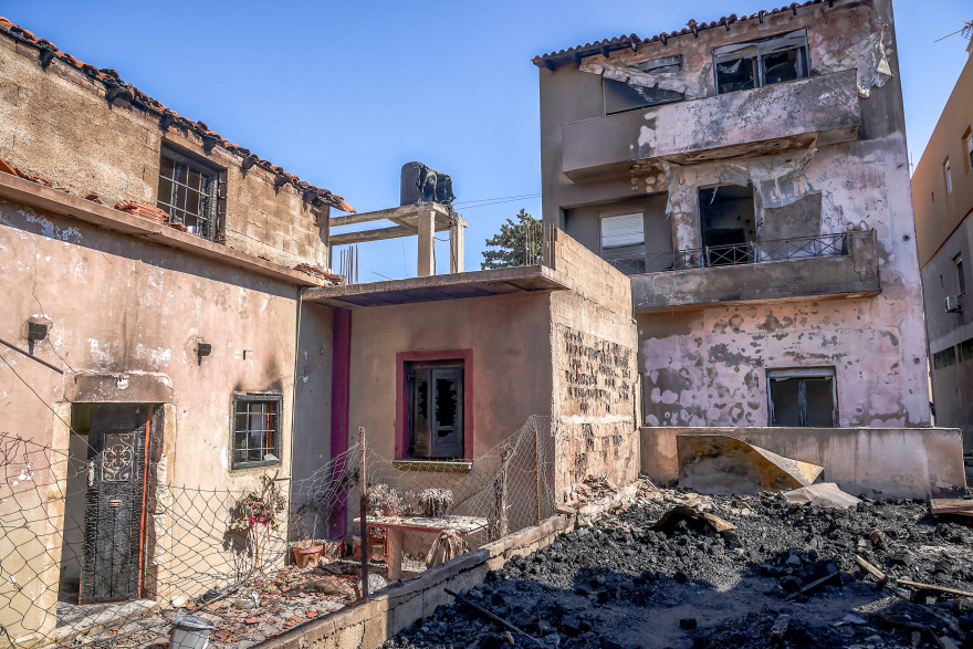  Στάχτη και αποκαΐδια η αποθήκη ξυλείας στο Ηράκλειο, μεγάλες ζημιές σε γύρω σπίτια, δείτε φωτογραφίες 