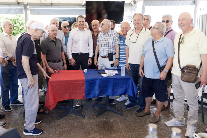 Μητσοτάκης από Νέα Σμύρνη: «Σας θέλουμε σε απόλυτη κινητοποίηση, να φορτίσετε μπαταρίες το καλοκαίρι», έπαιξε τάβλι με πολίτες, εικόνες και βίντεο