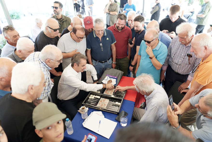 Μητσοτάκης από Νέα Σμύρνη: «Σας θέλουμε σε απόλυτη κινητοποίηση, να φορτίσετε μπαταρίες το καλοκαίρι», έπαιξε τάβλι με πολίτες, εικόνες και βίντεο