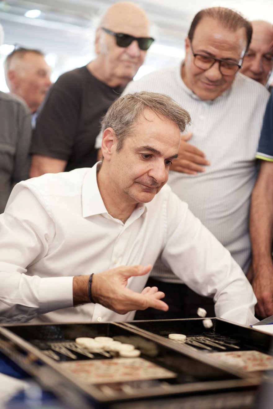 Μητσοτάκης από Νέα Σμύρνη: «Σας θέλουμε σε απόλυτη κινητοποίηση, να φορτίσετε μπαταρίες το καλοκαίρι», έπαιξε τάβλι με πολίτες, εικόνες και βίντεο