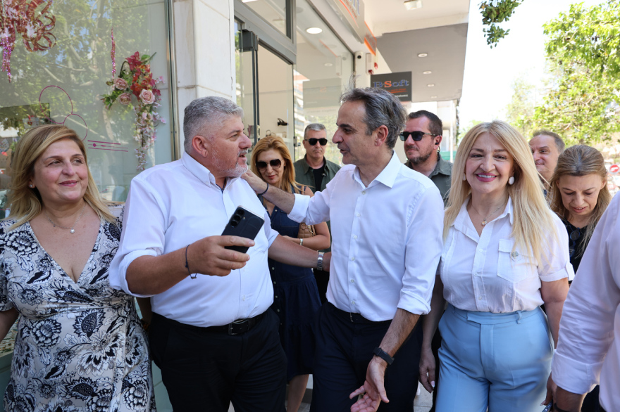 Περιοδεία Μητσοτάκη στη Νέα Σμύρνη: Συνομίλησε με πολίτες, έπαιξε τάβλι σε καφέ, δείτε εικόνες και βίντεο