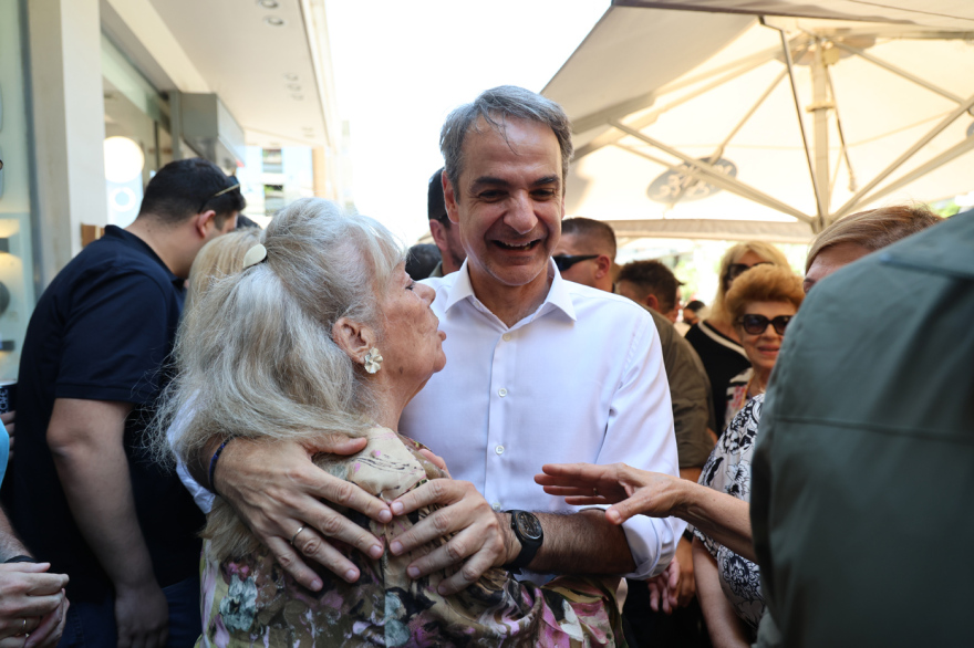 Περιοδεία Μητσοτάκη στη Νέα Σμύρνη: Συνομίλησε με πολίτες, έπαιξε τάβλι σε καφέ, δείτε εικόνες και βίντεο