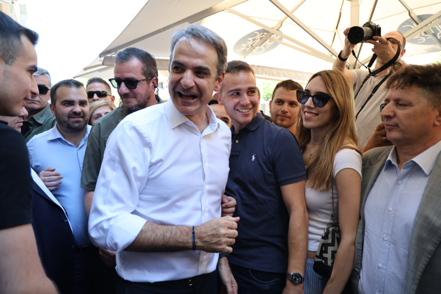 Περιοδεία Μητσοτάκη στη Νέα Σμύρνη: Συνομίλησε με πολίτες, έπαιξε τάβλι σε καφέ, δείτε εικόνες και βίντεο
