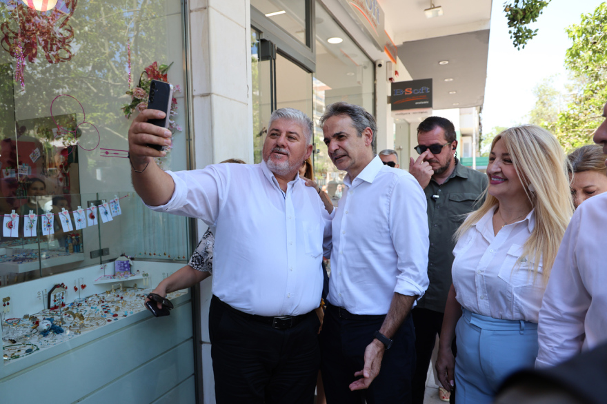 Περιοδεία Μητσοτάκη στη Νέα Σμύρνη: Συνομίλησε με πολίτες, έπαιξε τάβλι σε καφέ, δείτε εικόνες και βίντεο