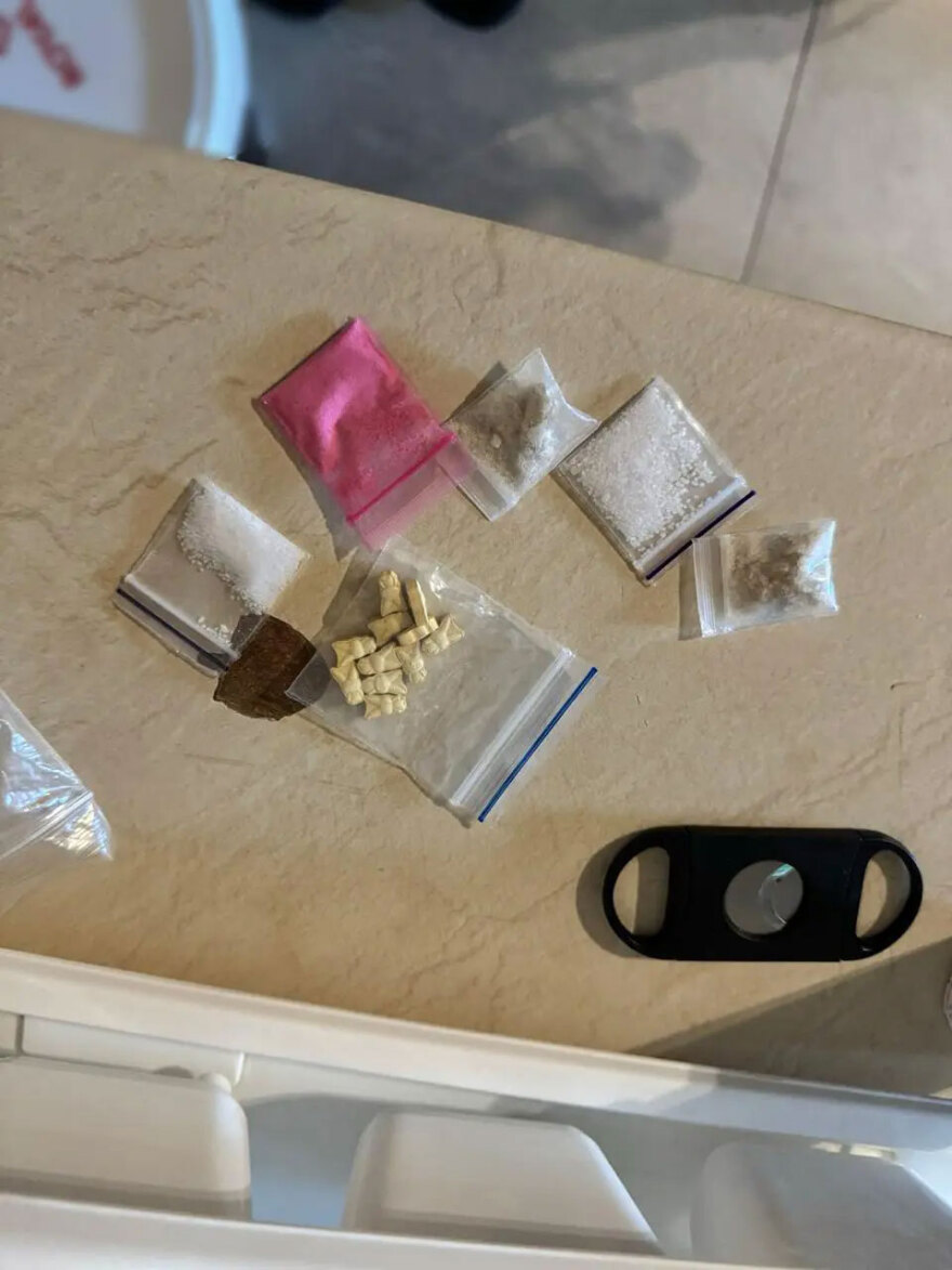 Η στιγμή που πάνοπλοι αστυνομικοί μπαίνουν σε σπίτια του κυκλώματος με τα ναρκωτικά στη Μύκονο: «Πέσε κάτω τώρα»