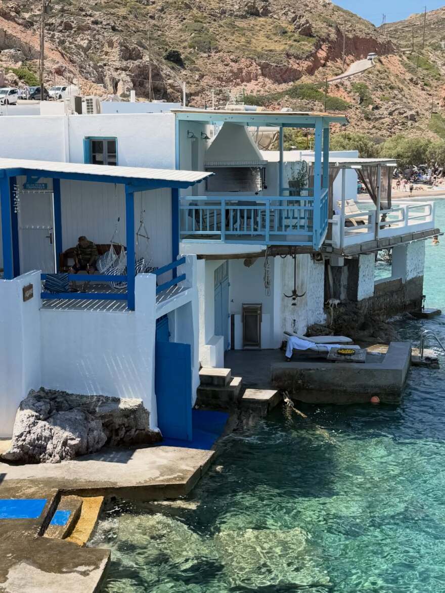 Η Κιάρα Φεράνι μαγεύτηκε με το Κλήμα στη Μήλο - Το ροζ μπικίνι και το... άδειο πιάτο