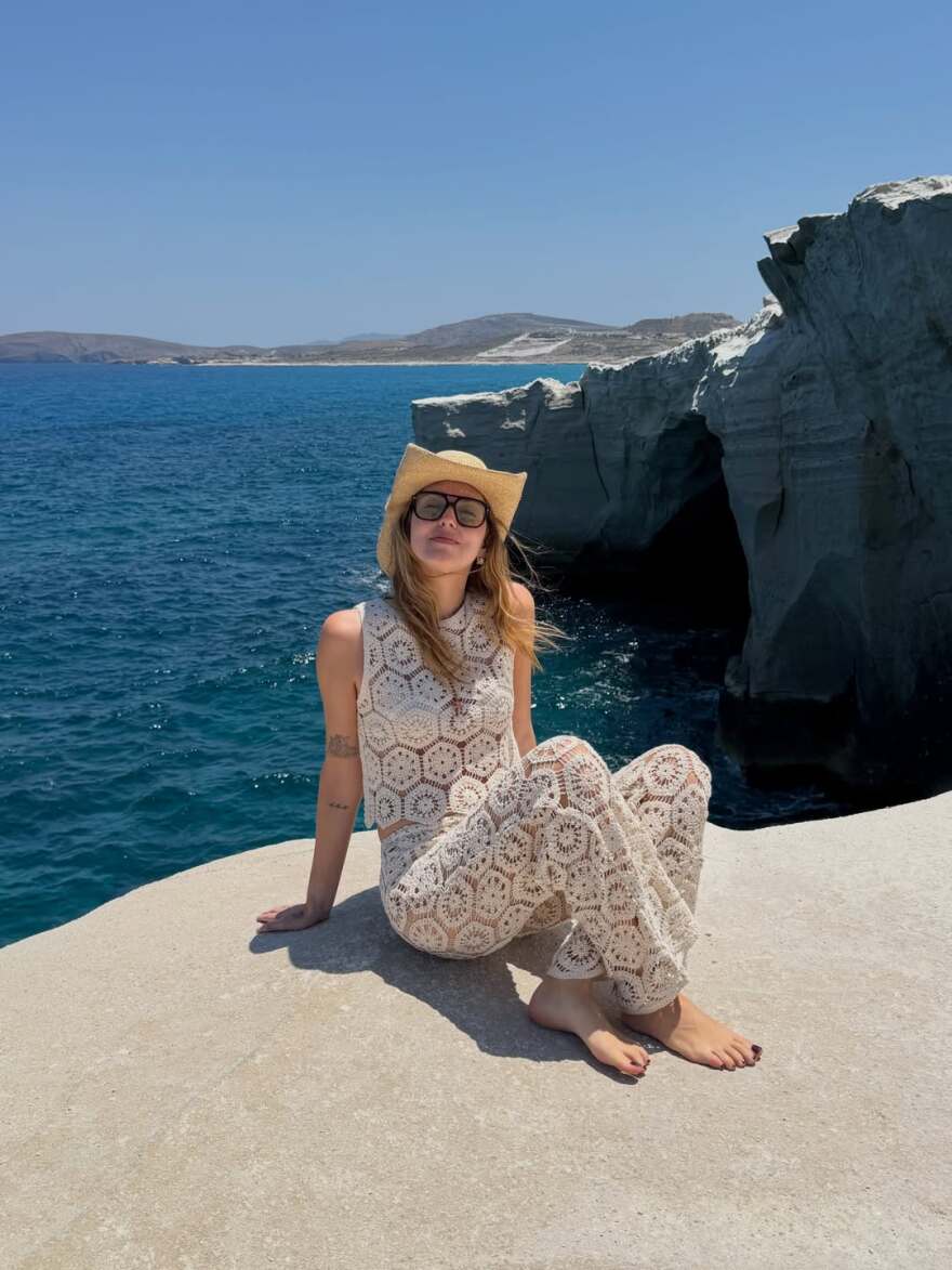 Η Κιάρα Φεράνι μαγεύτηκε με το Κλήμα στη Μήλο - Το ροζ μπικίνι και το... άδειο πιάτο