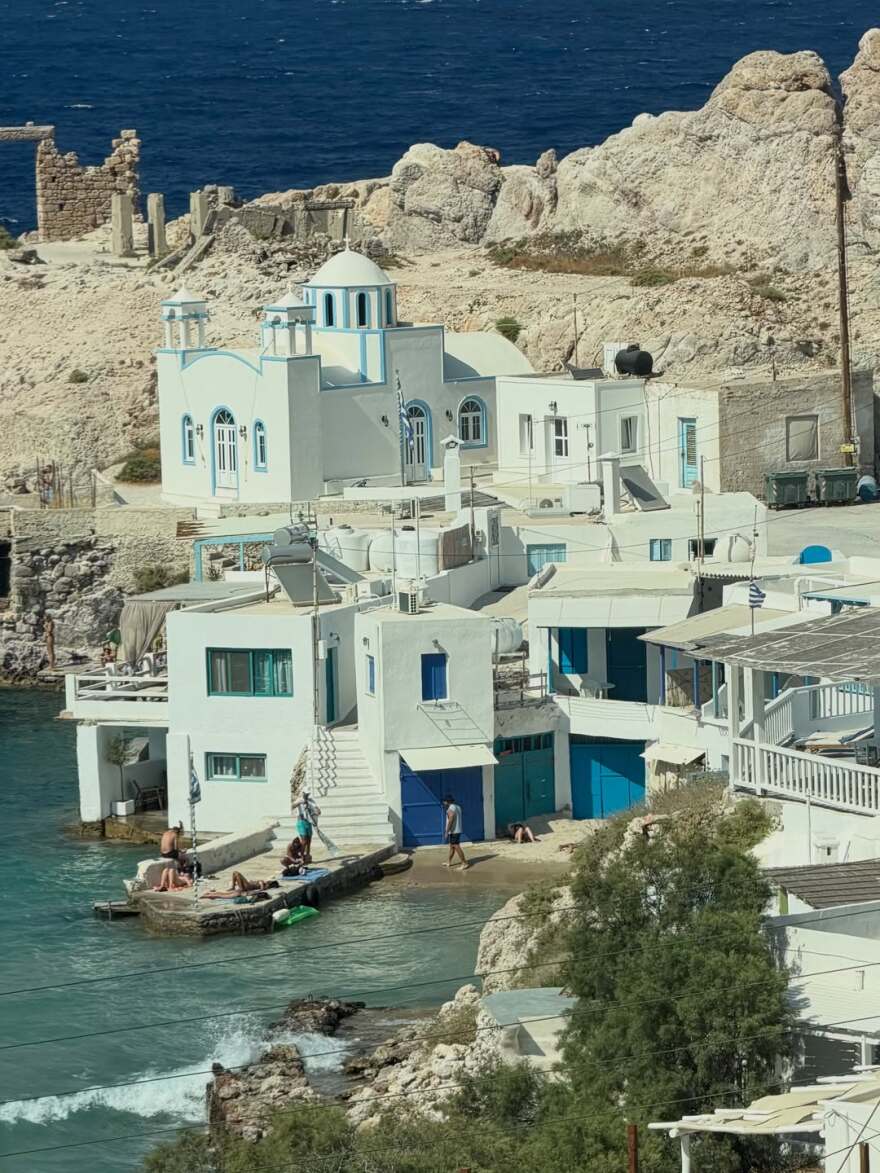 Η Κιάρα Φεράνι μαγεύτηκε με το Κλήμα στη Μήλο - Το ροζ μπικίνι και το... άδειο πιάτο