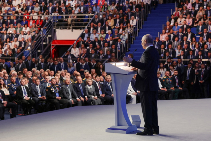 Ο πόλεμος έφτασε στην... αυλή του Πούτιν: Για πρώτη φορά, παραδέχεται ελλείψεις στα καύσιμα μετά τα ουκρανικά πλήγματα, υπόσχεται μέτρα και αντίποινα