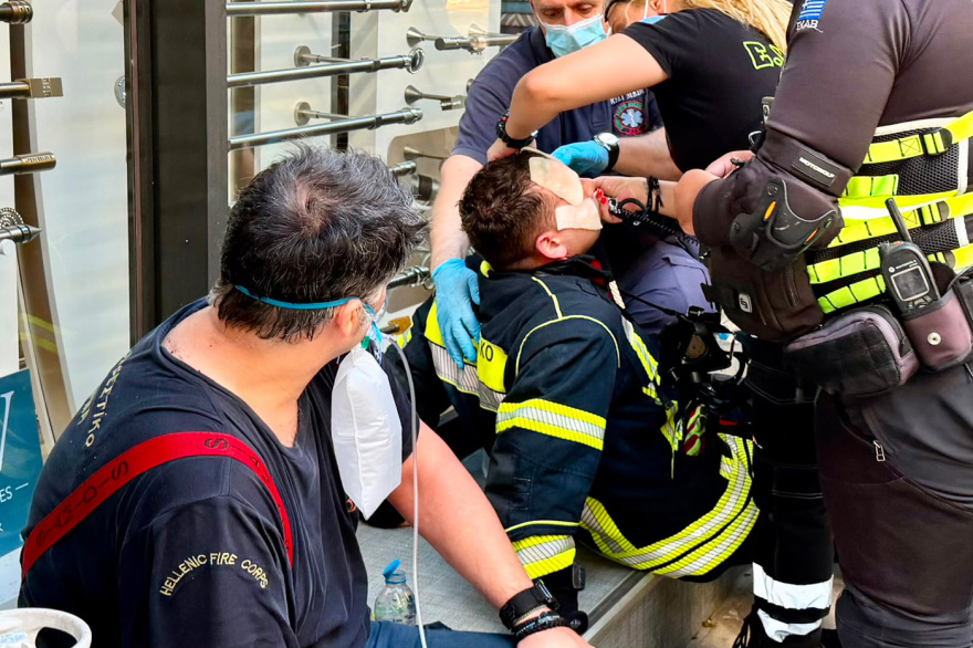 Φωτιά σε διώροφο κτίριο στην Καλλιθέα: Ηλικιωμένη πήδηξε από το μπαλκόνι για να σωθεί, δείτε βίντεο και φωτογραφίες