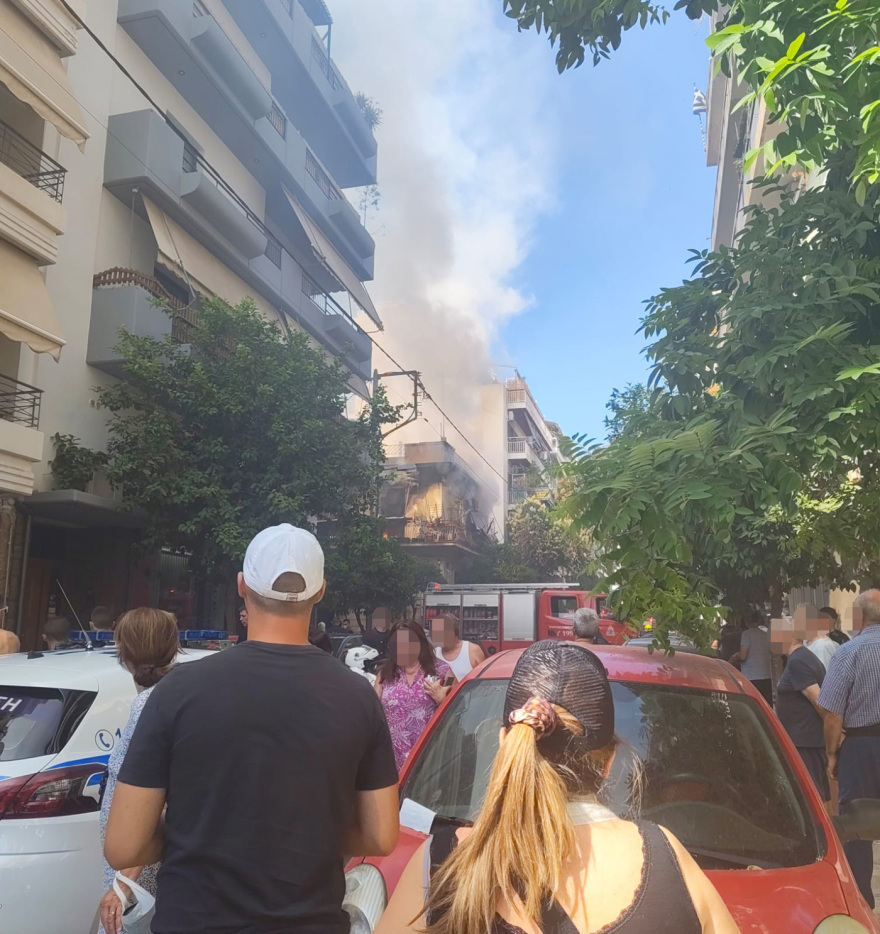 Φωτιά τώρα σε διώροφο κτίριο στην Καλλιθέα, κινητοποίηση της Πυροσβεστικής, δείτε φωτογραφίες