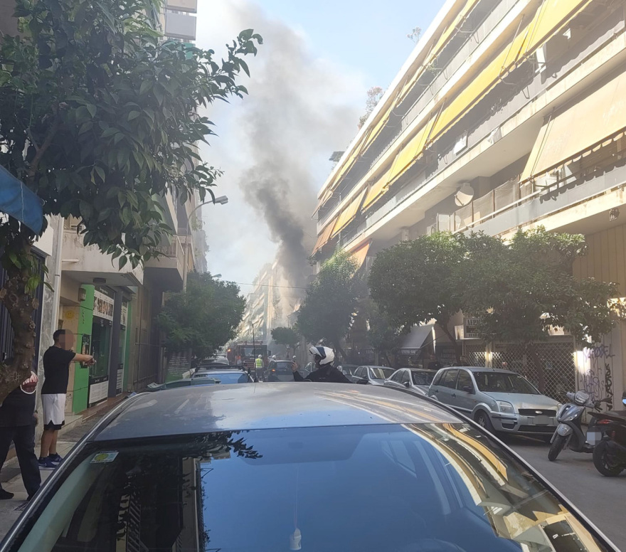 Φωτιά τώρα σε διώροφο κτίριο στην Καλλιθέα, κινητοποίηση της Πυροσβεστικής, δείτε φωτογραφίες