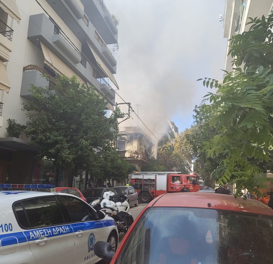Φωτιά σε διώροφο κτίριο στην Καλλιθέα: Ηλικιωμένη πήδηξε από το μπαλκόνι για να σωθεί, δείτε βίντεο και φωτογραφίες