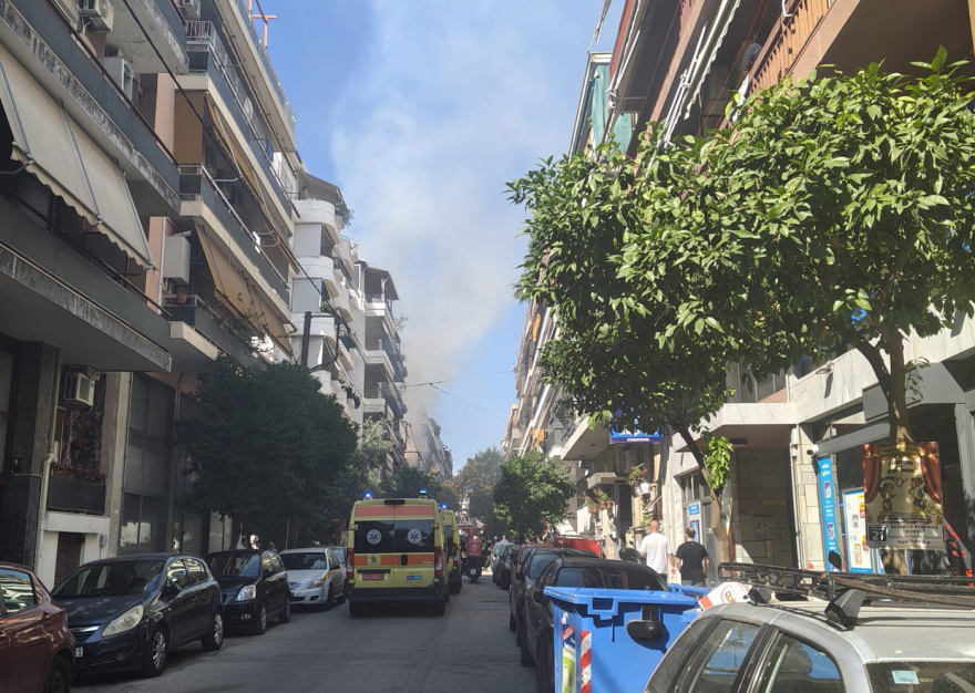 Φωτιά σε διώροφο κτίριο στην Καλλιθέα: Ηλικιωμένη πήδηξε από το μπαλκόνι για να σωθεί, δείτε βίντεο και φωτογραφίες