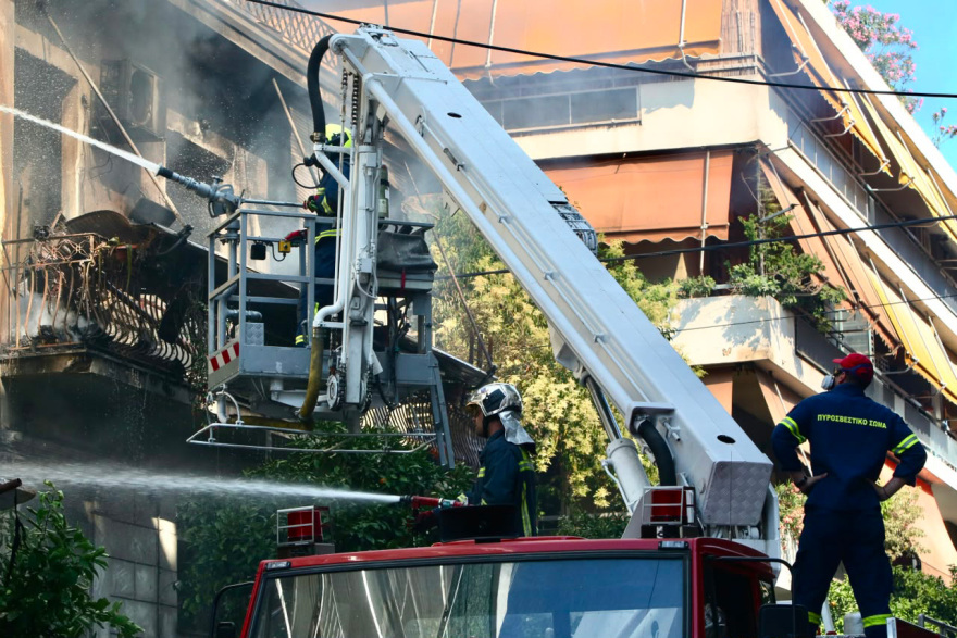 Φωτιά σε διώροφο κτίριο στην Καλλιθέα: Ηλικιωμένη πήδηξε από το μπαλκόνι για να σωθεί, δείτε βίντεο και φωτογραφίες
