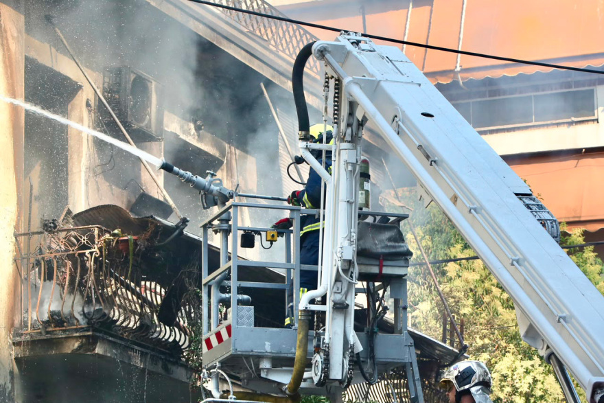 Φωτιά σε διώροφο κτίριο στην Καλλιθέα: Ηλικιωμένη πήδηξε από το μπαλκόνι για να σωθεί, δείτε βίντεο και φωτογραφίες