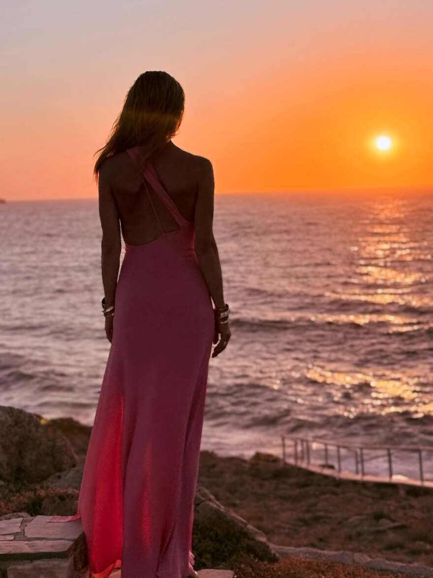 Η Ντορέττα Παπαδημητρίου και ο Γιώργος Γεροντιδάκης πόζαραν αγκαλιασμένοι στο ηλιοβασίλεμα