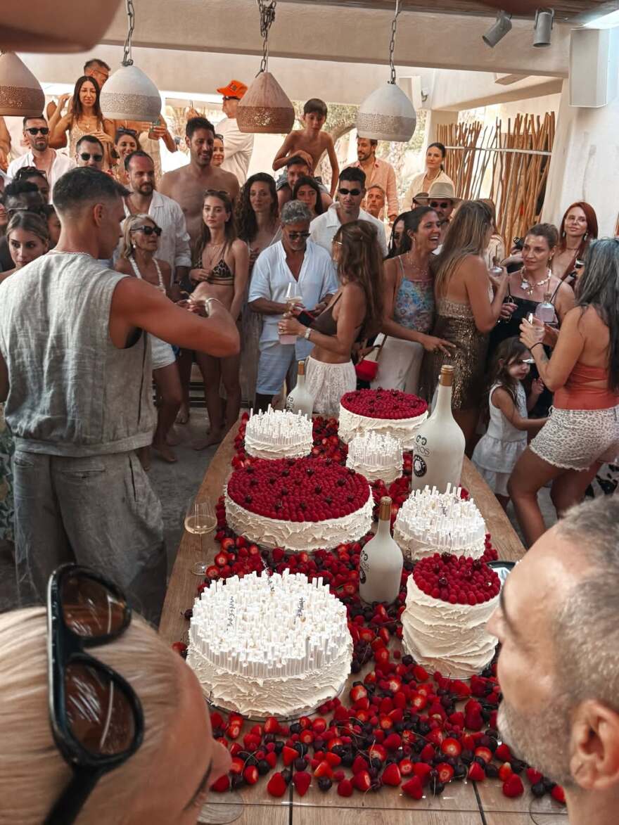 Η Ντορέττα Παπαδημητρίου και ο Γιώργος Γεροντιδάκης πόζαραν αγκαλιασμένοι στο ηλιοβασίλεμα