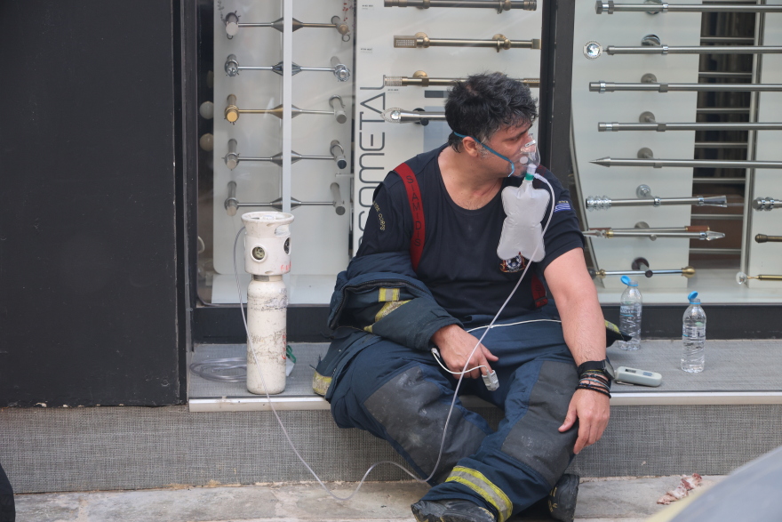 Φωτιά σε διώροφο κτίριο στην Καλλιθέα: Ηλικιωμένη πήδηξε από το μπαλκόνι για να σωθεί, δείτε βίντεο και φωτογραφίες