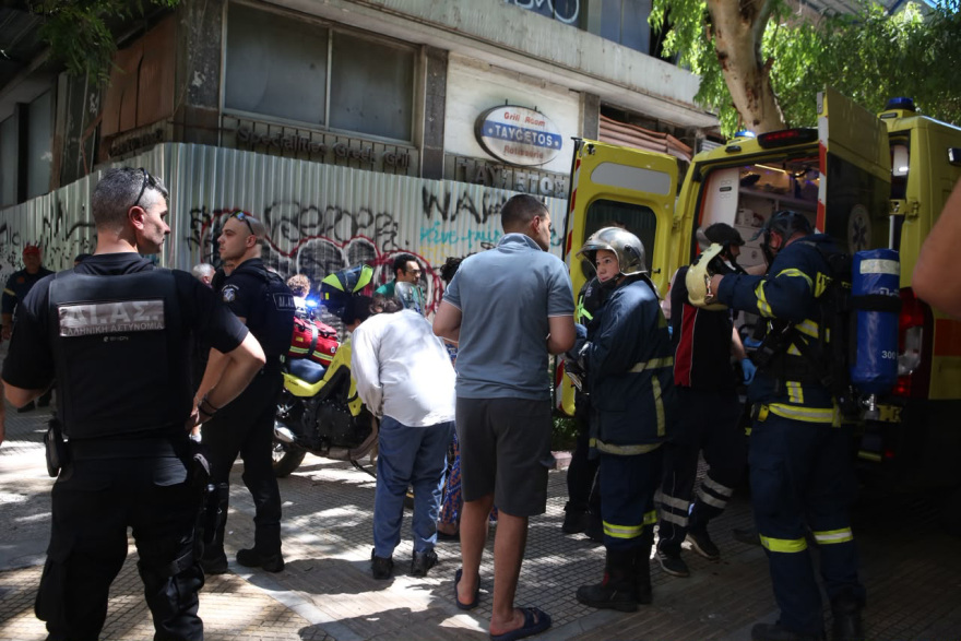 Φωτιά τώρα σε ξενοδοχείο στην Ομόνοια, επιχείρηση απεγκλωβισμού των ενοίκων, δείτε βίντεο