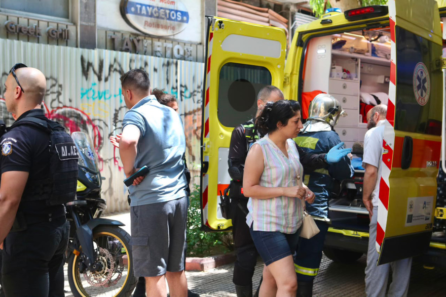 Φωτιά τώρα σε ξενοδοχείο στην Ομόνοια, επιχείρηση απεγκλωβισμού των ενοίκων, δείτε βίντεο