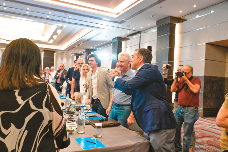 Ο Τσίπρας ρημάζει και από στελέχη το ΠΑΣΟΚ: Ποιοι πάνε, ποιοι ετοιμάζονται και ποιοι το σκέφτονται